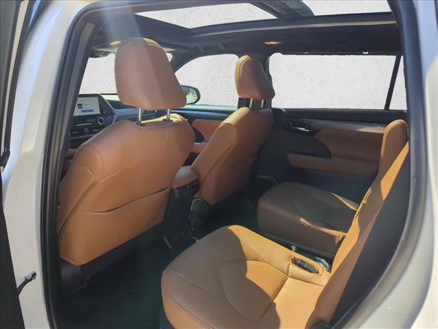 Used 2025 Toyota Highlander Platinum AWD/4WD image 18