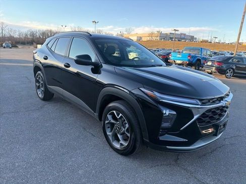 Used 2025 Chevrolet Trax LT w/ LT Convenience Package image 7