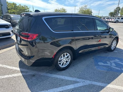 New 2026 Chrysler Pacifica Select image 32