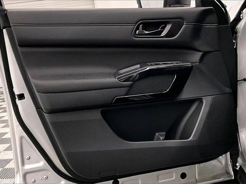 New 2025 Nissan Pathfinder S image 29