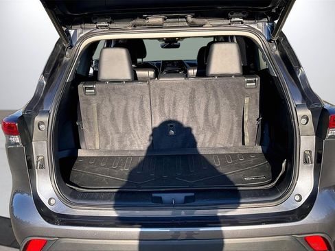 Used 2022 Toyota Highlander XLE image 27