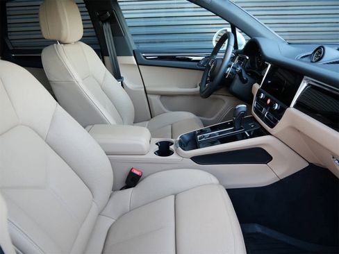 Used 2025 Porsche Macan image 29