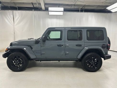 Used 2025 Jeep Wrangler Unlimited Sahara w/ Safety Group AWD/4WD image 8