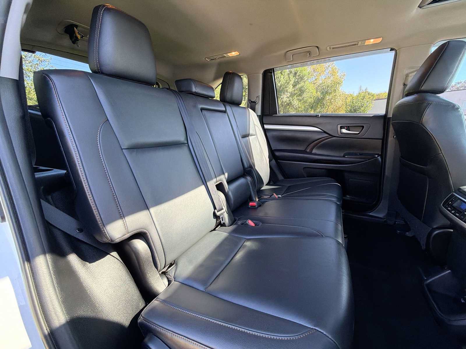 Used 2019 Toyota Highlander XLE AWD/4WD image 18