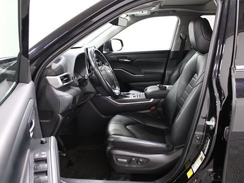 Certified 2022 Toyota Highlander XLE image 11