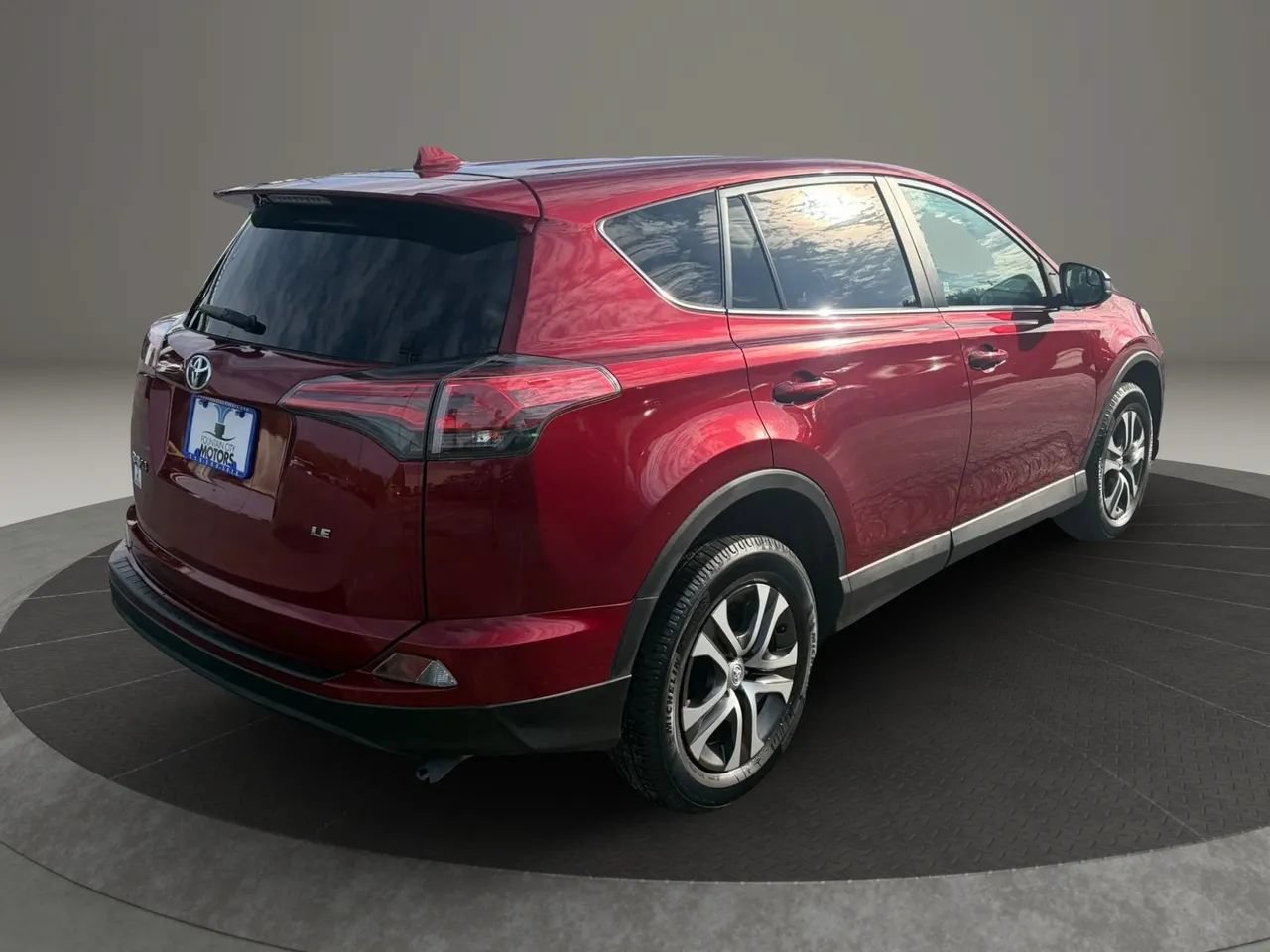 Used 2018 Toyota RAV4 LE FWD image 5