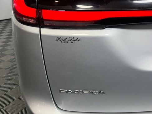 Used 2024 Chrysler Pacifica Limited FWD image 12