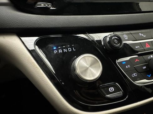 Used 2020 Chrysler Pacifica Touring-L FWD image 33