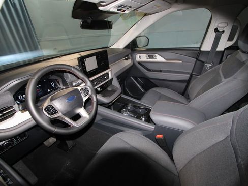 Used 2025 Ford Explorer Active image 2
