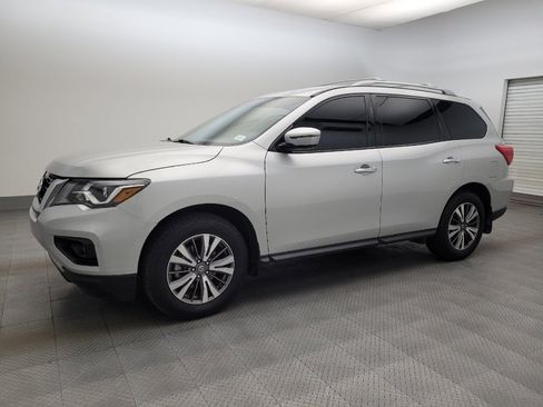 Used 2020 Nissan Pathfinder SV image 2