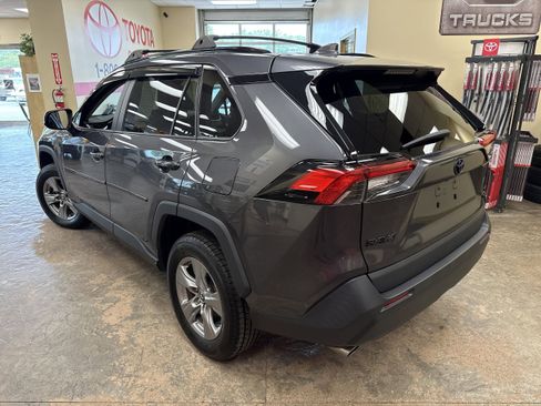 Used 2022 Toyota RAV4 XLE w/ XLE Grade Weather Package image 8