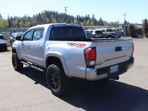 Used 2018 Toyota Tacoma TRD Sport image 7