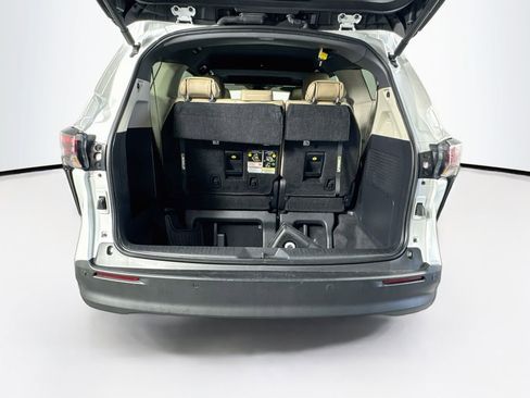 Used 2024 Toyota Sienna XLE FWD image 27