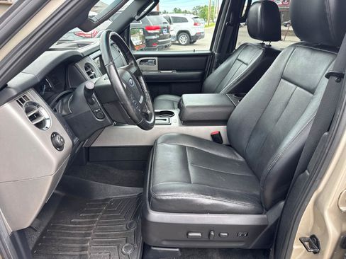 Used 2017 Ford Expedition XLT w/ Equipment Group 202A AWD/4WD image 8