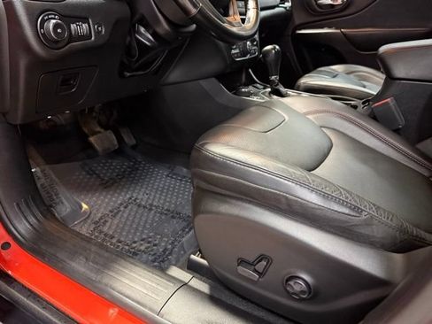 Used 2021 Jeep Cherokee Trailhawk AWD/4WD image 10