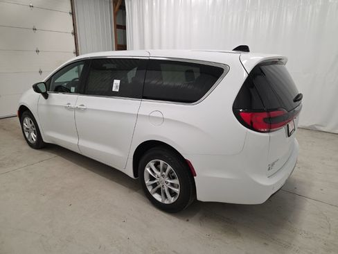 New 2026 Chrysler Pacifica Select AWD/4WD image 3