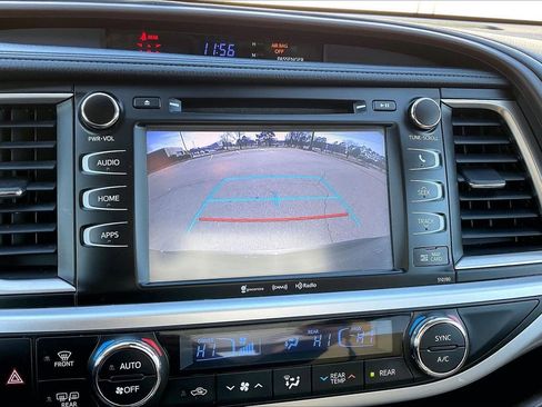 Used 2019 Toyota Highlander XLE image 14