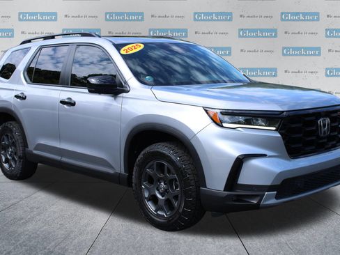 Used 2025 Honda Pilot TrailSport image 3