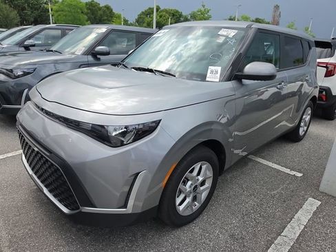 Certified 2025 Kia Soul LX w/ LX Technology Package FWD image 2