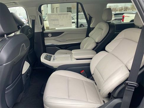 New 2025 Lincoln Navigator Reserve image 7