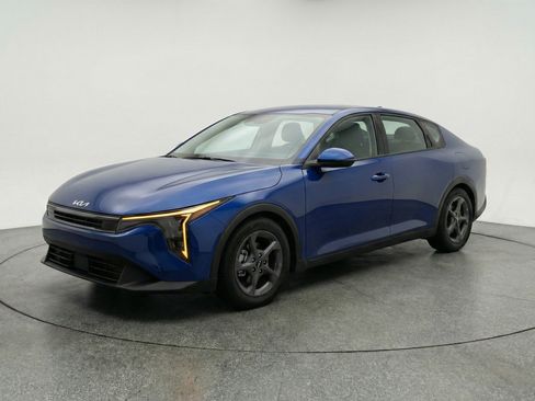 Used 2025 Kia K4 LXS image 3