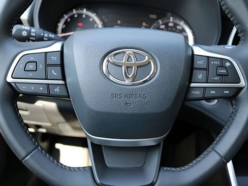 Used 2025 Toyota Highlander LE FWD image 22