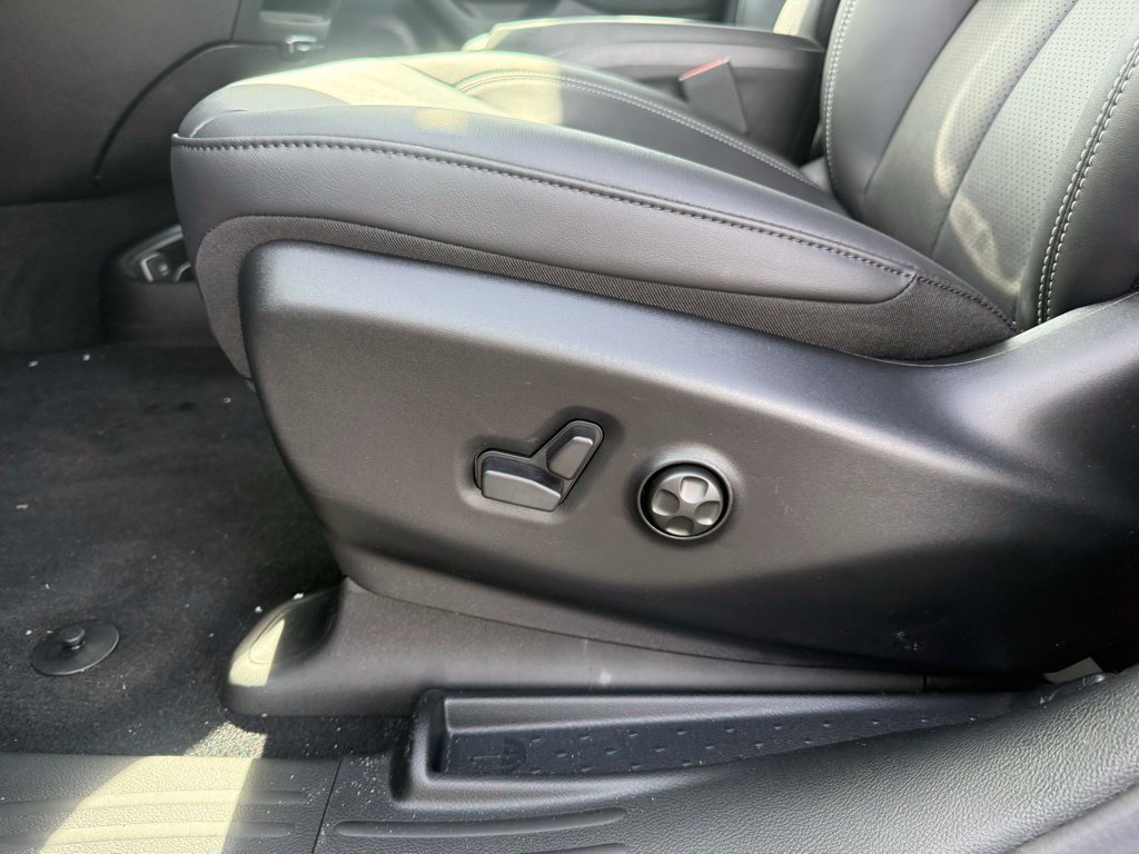 New 2027 Chrysler Pacifica Select w/ Family Tech Group FWD image 16