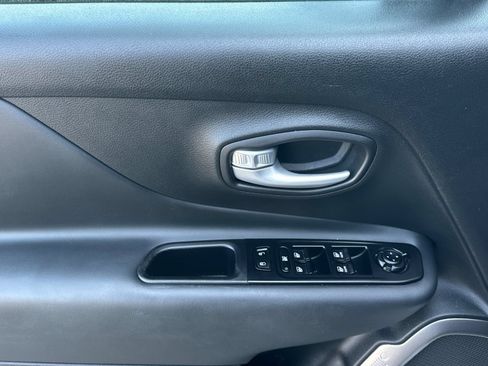 Used 2023 Jeep Renegade Latitude AWD/4WD image 10