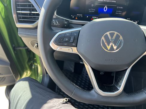 Certified 2025 Volkswagen Taos SE image 18