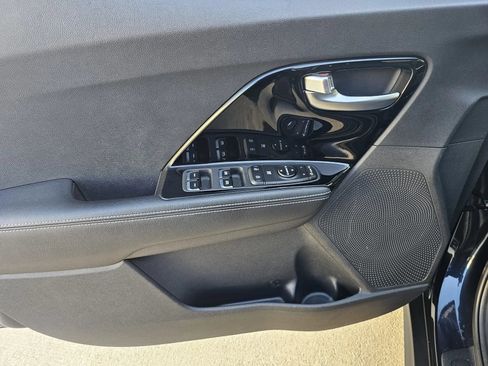 Used 2020 Kia Niro EX FWD image 8
