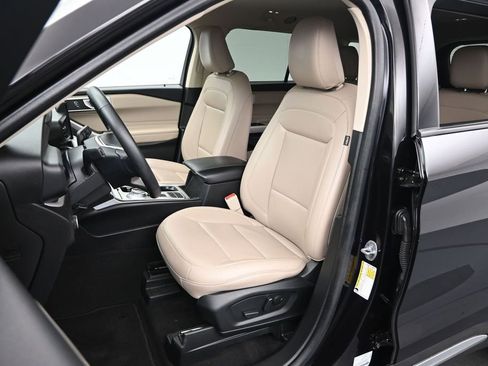 Used 2024 Ford Explorer XLT w/ Equipment Group 202A RWD image 18