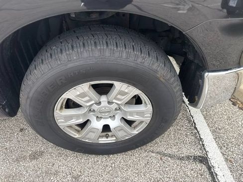 Used 2017 Nissan Titan SV AWD/4WD image 2