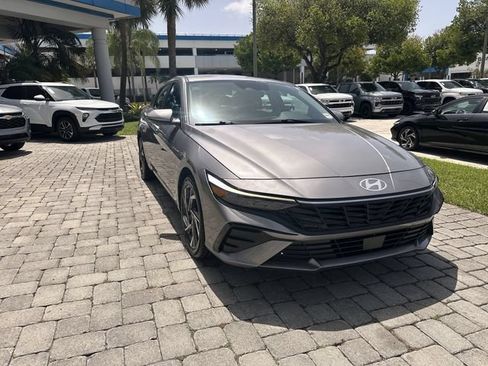 Used 2025 Hyundai Elantra SEL FWD image 17