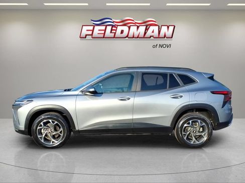 Used 2024 Chevrolet Trax LT w/ Driver Confidence Package FWD image 2
