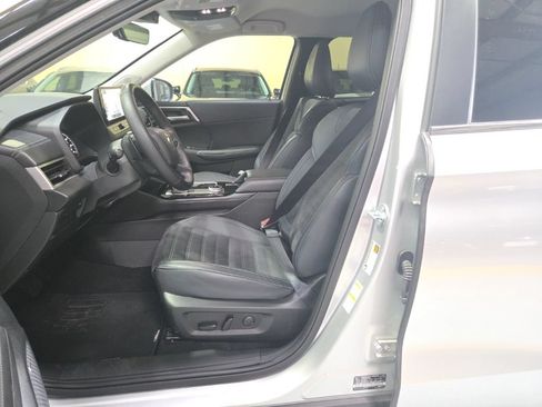 Used 2025 Mitsubishi Outlander SE AWD/4WD image 3