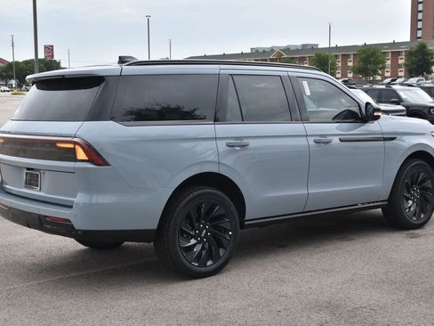 New 2026 Lincoln Navigator Reserve w/ Jet Appearance Package AWD/4WD image 6
