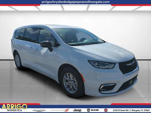 New 2026 Chrysler Pacifica Select image 1