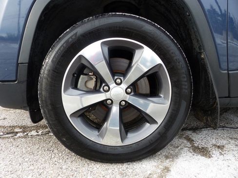 Used 2020 Jeep Cherokee Limited image 12