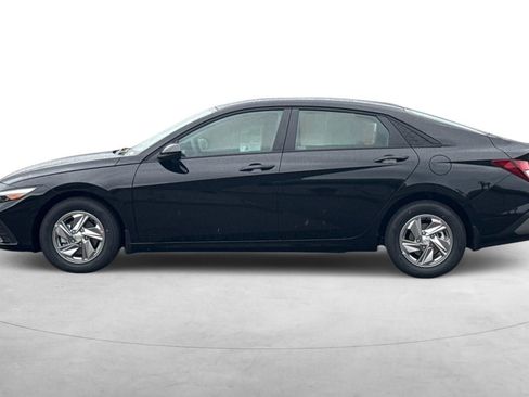 Used 2025 Hyundai Elantra SE image 3