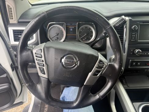 Used 2019 Nissan Titan SV w/ SV Convenience Package image 9
