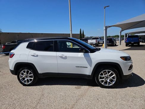 Used 2025 Jeep Compass Limited AWD/4WD image 9