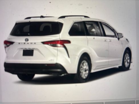 Used 2023 Toyota Sienna XLE FWD image 2