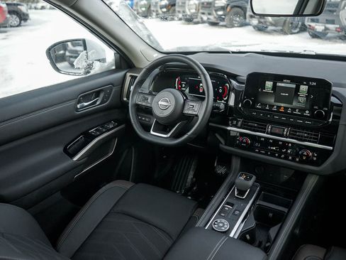 New 2025 Nissan Pathfinder Platinum image 16