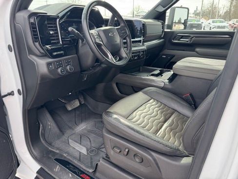 Used 2024 Chevrolet Silverado 2500 ZR2 w/ Technology Package image 14