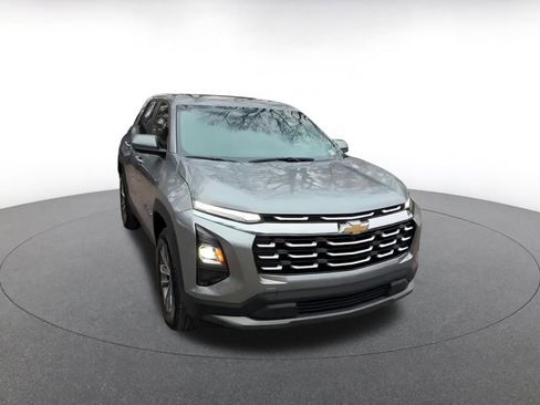 Used 2025 Chevrolet Equinox LT image 3