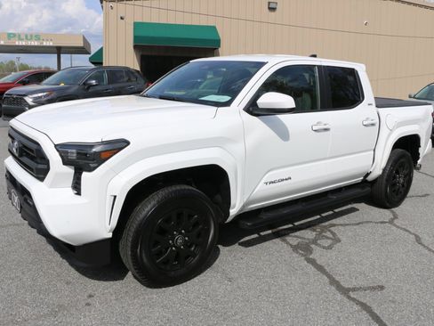 Used 2025 Toyota Tacoma SR5 AWD/4WD image 1