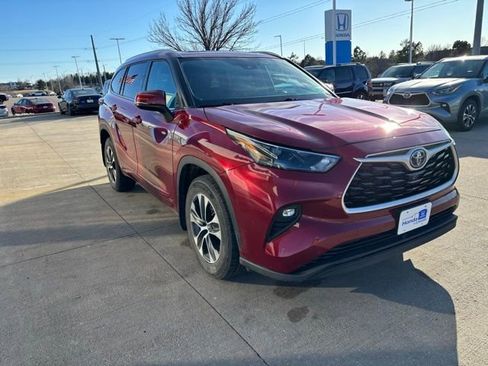 Used 2022 Toyota Highlander XLE image 3