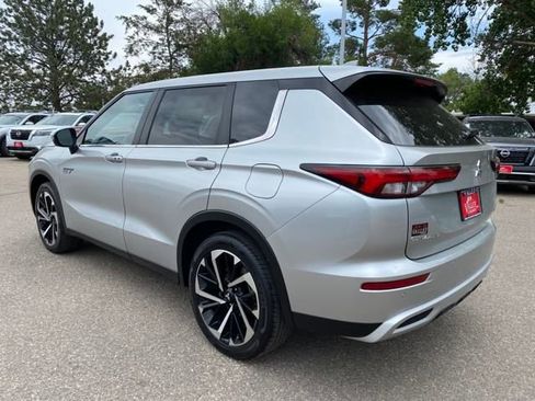 Used 2024 Mitsubishi Outlander 4WD Plug-In Hybrid image 3