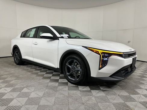 Used 2025 Kia K4 LXS image 6