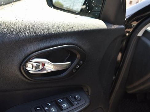 Used 2022 Jeep Cherokee Trailhawk image 12